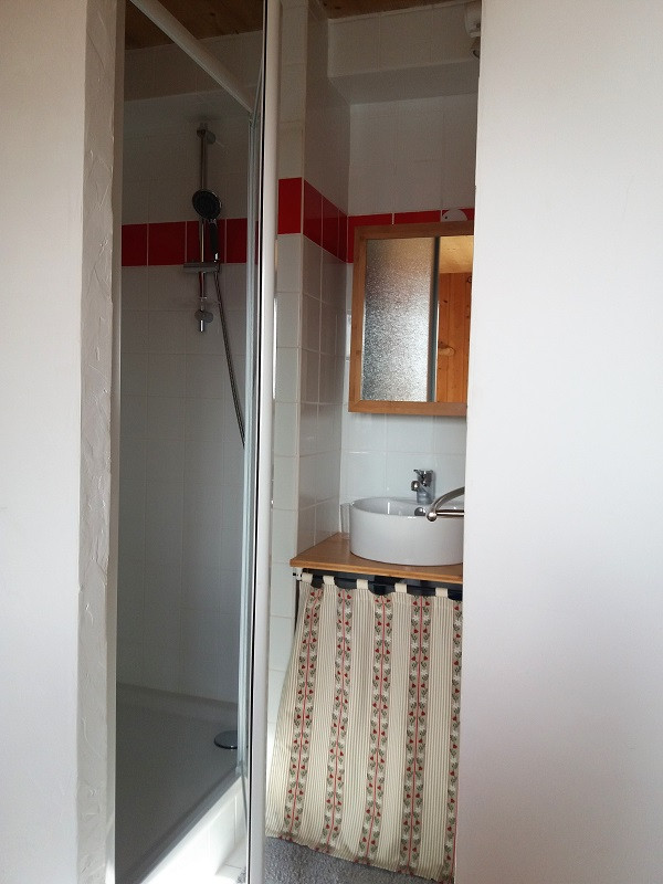 Douche dans la chambre, Appartement LAUZI, Chalet La Lauzière, La Rosière douche-dans-la-chambre-appartement-LAUZI-chalet-la-lauziere-la-rosiere