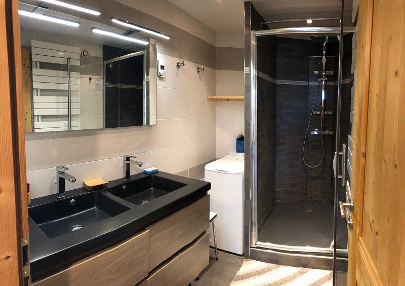 Salle de bain, Appartement LB015, La Louie Blanche, La Rosière, vue 1 salle-de-bain-appartement-LB015-la-louie-blanche-la-rosiere-vue-1