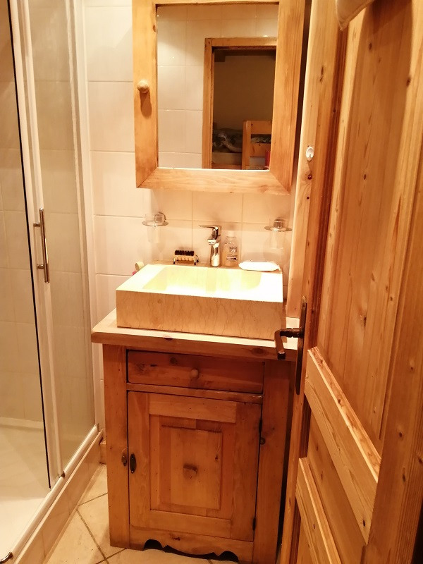 Salle de bain, Studio cabine CR03A, Les Chalets de La Rosière, vue 2 salle-de-bain-studio-cabine-CR03A-les-chalets-de-la-rosiere-vue-2