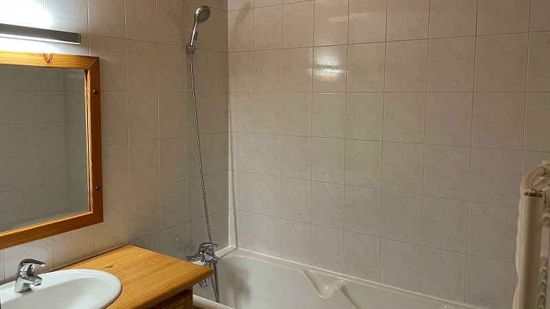 Salle de bain, Appartement ESQM01, Chalet L'ESQUIROL, La Rosière salle-de-bain-appartement-ESQM01-chalet-l-esquirol-la-rosiere