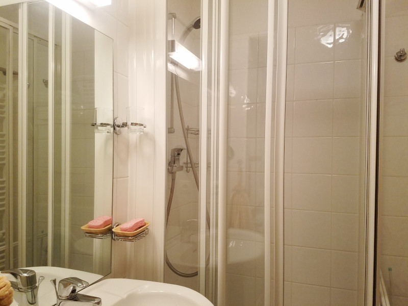 Salle d'eau 2, Appartement NV005, Les Niverolles, La Rosière, vue 1 salle-de-bain-2-appartement-nv005-les-niverolles-la-rosiere-vue-1