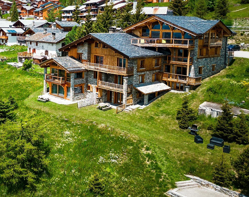 Photo aérienne du chalet Les Charmettes en été à La Rosière