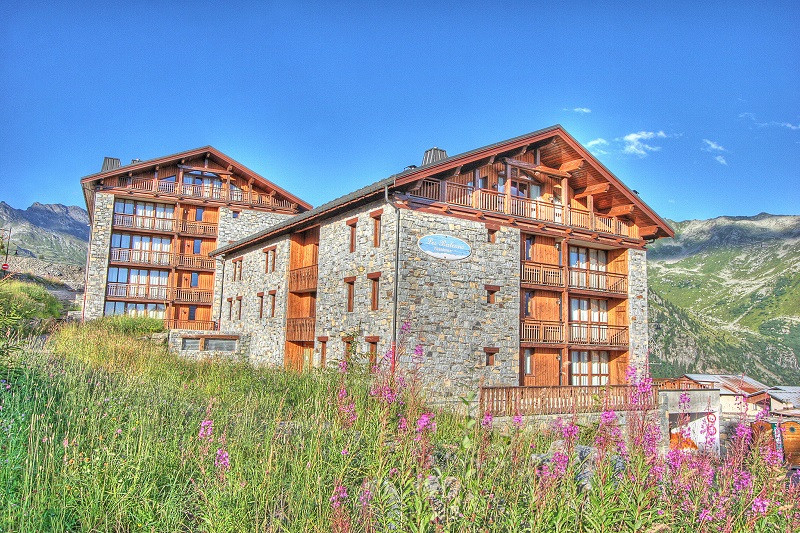 exterieur-ete-de-la-residence-les-balcons-de-la-rosiere