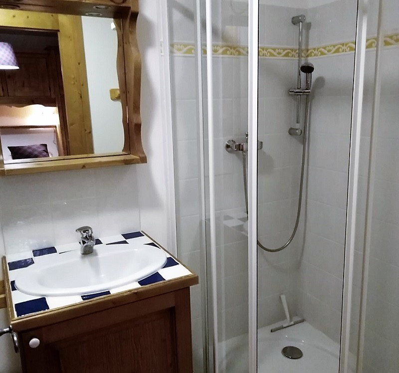 Salle d'eau 3, appartement CHEA34, Les Chalets des Eucherts, La Rosière salle-de-douche-3-appartement-chea34-les-chalets-des-eucherts-la-rosiere