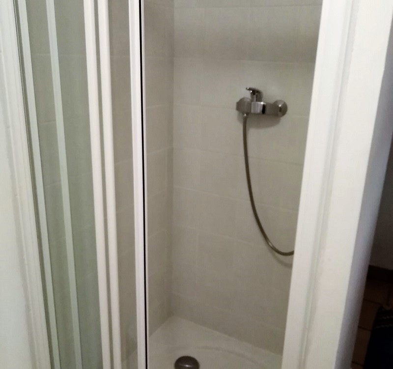 Salle d'eau 4, appartement CHEA34, Les Chalets des Eucherts, La Rosière, vue 2 salle-de-douche-4-appartement-chea34-les-chalets-des-eucherts-la-rosiere-vue-2