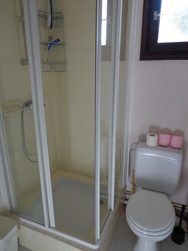 Salle d'eau, Studio CS030, La Chanousia, La Rosière, vue 2 salle-de-douche-studio-cs030-la-chanousia-la-rosiere-vue-2