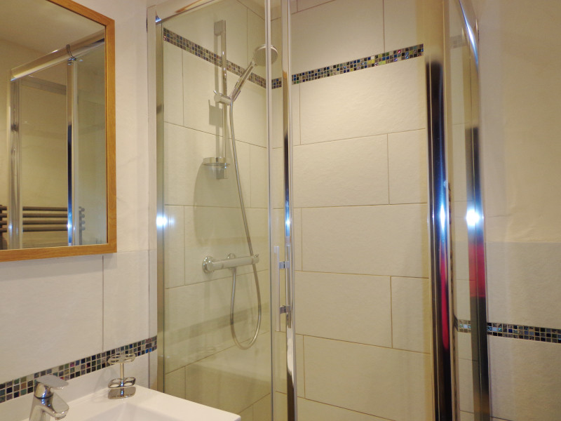 Salle de bain, Appartement TR416, Les Terrasses, La Rosière, vue 1 salle-de-bain-appartement-TR416-les-terrasses-la-rosiere-vue-1
