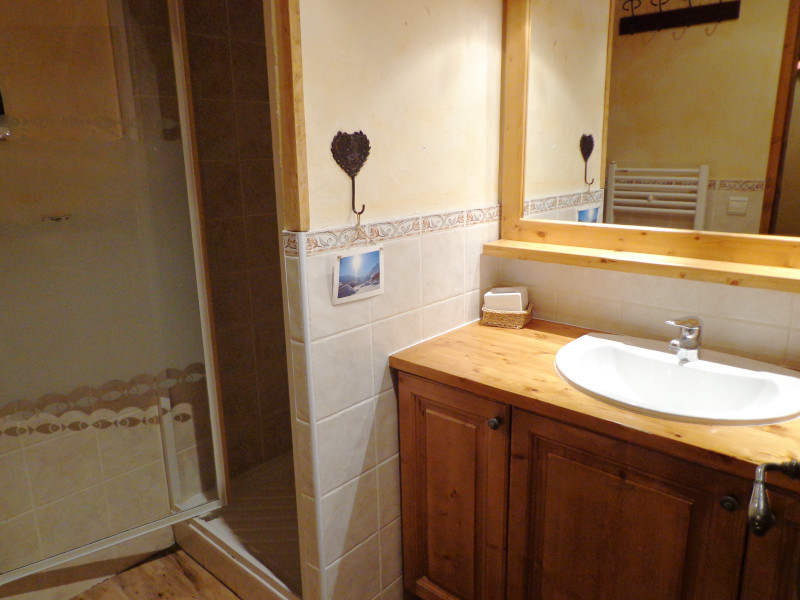 Salle de bain, Appartement VA001, Les Chalets du Valaisan, La Rosière, vue 1 salle-de-bain-appartement-VA001-les-chalets-du-valaisan-la-rosiere-vue-1