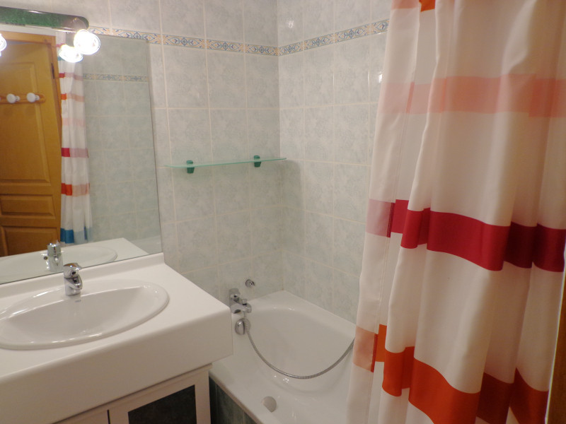 Salle de bain, Appartement NV008, Les Niverolles, La Rosière, vue 1 Salle de bain, Appartement NV008, Les Niverolles, La Rosière, vue 1