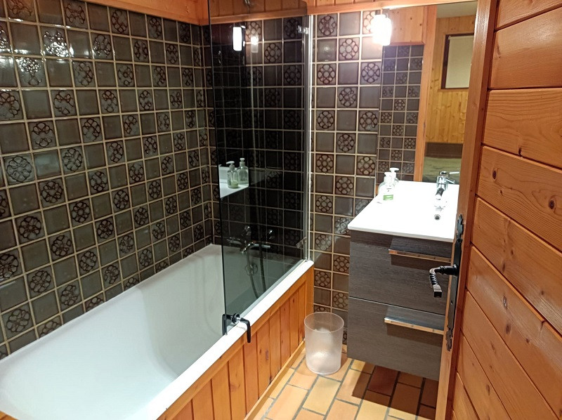 Salle de bain dans la chambre, Appartement rez-de-jardin, Chalet Les Myriades, La Rosière salle-de-bain-appartement-rez-de-jardin-chalet-les-myriades-la-rosiere