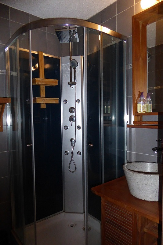 Salle de bain, Studio BA104, Les Bouquetins, La Rosière, vue 2 Salle de bain, Studio BA104, Les Bouquetins, La Rosière, vue 2