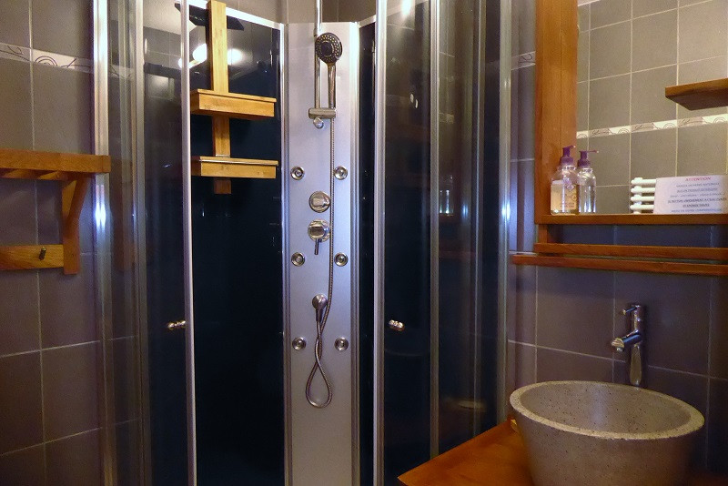 Salle de bain, Studio BA104, Les Bouquetins, La Rosière, vue 1 Salle de bain, Studio BA104, Les Bouquetins, La Rosière, vue 1