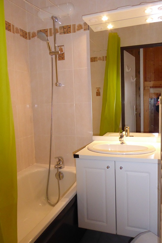 Salle de bain, Studio BA109, Les Bouquetins, La Rosière, vue 2 Salle de bain, Studio BA109, Les Bouquetins, La Rosière, vue 2