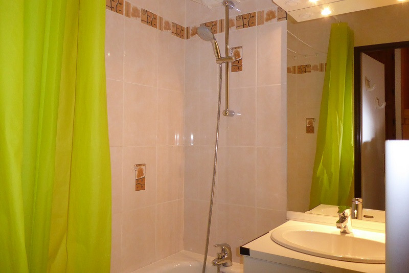 Salle de bain, Studio BA109, Les Bouquetins, La Rosière, vue 1 Salle de bain, Studio BA109, Les Bouquetins, La Rosière, vue 1