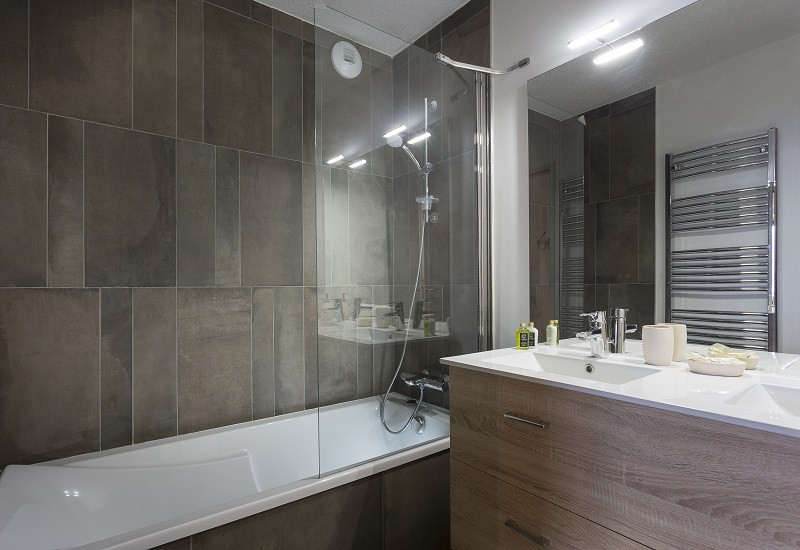 Salle de bain 1, Appartement 4 pièces, Le Hameau de Barthélémy, La Rosière - © Manu Reyboz salle-de-bain-1-appartement-4-pieces-le-hameau-de-barthelemy-la-rosiere