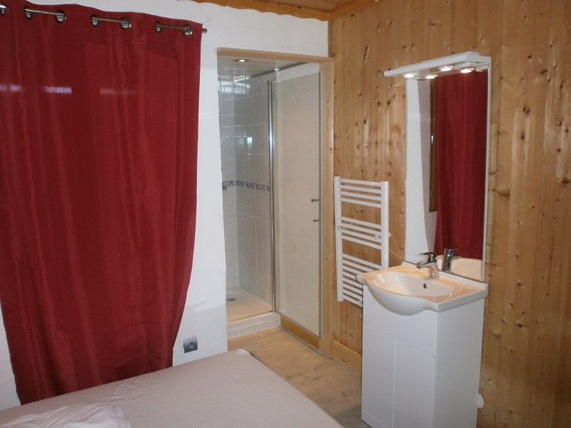 salle-de-douche-en-chambre-monteil-4799786