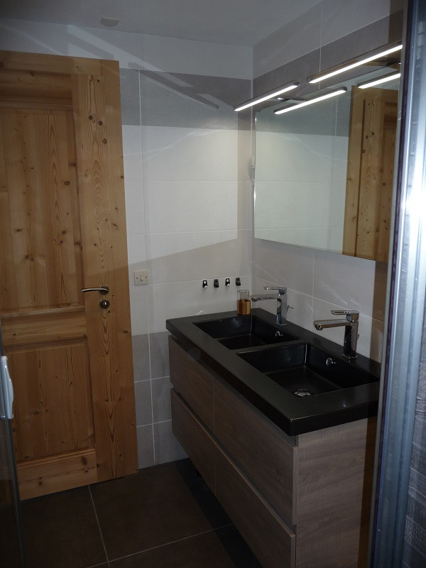 Ssalle de bain, Appartement LB015, La Louie Blanche, La Rosière, vue 2 salle-de-bain-appartement-LB015-la-louie-blanche-la-rosiere-vue-2