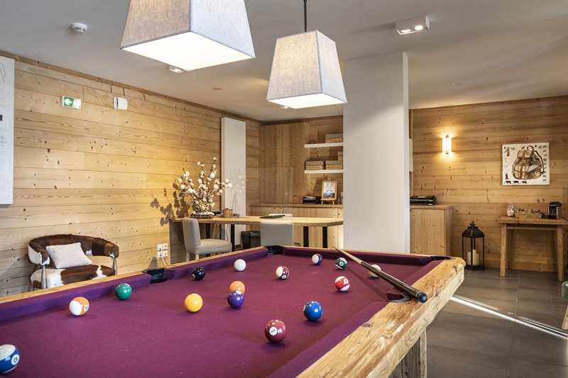 Salle de billard, Chalet Grivola, La Rosière, vue 1 salle-de-billard-chalet-grivola-la-rosiere-vue-1