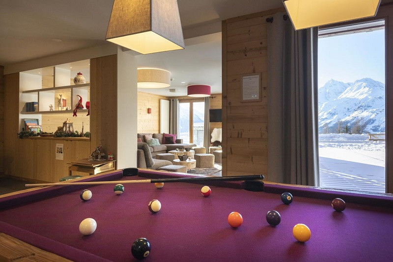 Salle de billard, Chalet Grivola, La Rosière, vue 2 salle-de-billard-chalet-grivola-la-rosiere-vue-2